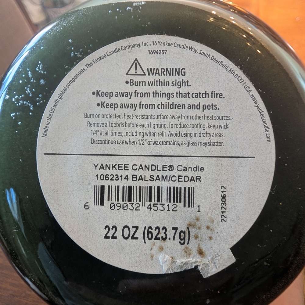 Large Yankee Candle | Balsam & Cedar - Picture 3 of 3